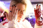 "Fraktus"-Konzert im Gasthof Aubach - Sophie Haas (Caroline Peters) freut sich auf eine wilde Party.