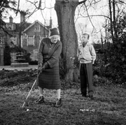 Kann Ackenthorpes Enkel Alexander (Ronnie Raymond, r.) Miss Marple (Margaret Rutherford, l.) beim L&ouml;sen des Mordfalls helfen?