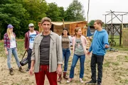 Fritz Fuchs (Guido Hammesfahr, 3.v.l.), Sela (Ella Morgen, 2.v.r.), Tom (Oskar Redfern, r.) und ihre Freunde sind fest entschlossen. Sie wollen im Boden 1000 unterschiedliche Lebewesen finden - und das Unmögliche schaffen und ihren Rückzugsort retten.