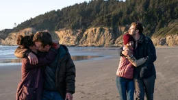 Die P&auml;rchen Charlie und Michelle (Dan Stevens, Alison Brie, r.) sowie Josh und Mina (Jeremy Allen White, Sheila Vand) erkunden den Strand unterhalb ihres Wochenendhauses.