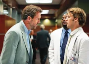 Uneins über die Aussagen des Patienten: Hugh Laurie als Dr. Gregory House, Omar Epps als Dr. Eric Foreman, Jesse Spencer als Dr. Robert Chase.