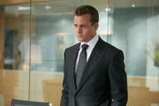 Harvey (Gabriel Macht) befindet sich in einem Interessenkonflikt. Wird Harvey zu seinem früheren Schützling Mike halten oder die Interessen des milliardenschweren Logan Sanders vertreten?