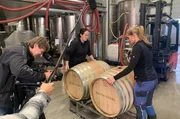 Die Schwestern Dörte (l.) und Meike Näkel bereiten die Barriquefässer vor, in denen der Rotwein 18 Monate reift. (Kameramann: Markus Windmaier)