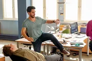 Hauptkommissar Thomas Waldeck (Jan Kittmann) versucht zu arbeiten, während Mike (Rouven Israel, l.) im Büro seinen Rausch ausschläft.