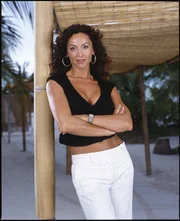 Yelina Salas (Sofia Milos).