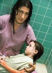 Die Klinikchefin unter der Dusche mit einem überhitzten Kind: Lisa Edelstein als Dr. Lisa Cuddy (l.) Die Klinikchefin unter der Dusche mit einem überhitzten Kind: Lisa Edelstein als Dr. Lisa Cuddy (l.)