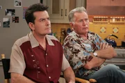 Charlie (Charlie Sheen, l.) bekommt Besuch von Roses Vater (Martin Sheen, r.), der nun wissen möchte, warum er seine Tochter nicht heirate ... Charlie (Charlie Sheen, l.) bekommt Besuch von Roses Vater (Martin Sheen, r.), der nun wissen möchte, warum er seine Tochter nicht heirate ...