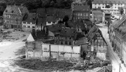 Was in der Ascherslebener Altstadt Ende der 1980er Jahre nicht gleich abgerissen werden konnte, wurde dem Verfall preisgegeben. Später sollten nach sozialistischem Plan Plattenbauten errichtet werden. Die Friedliche Revolution kam 1989 dazwischen.