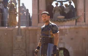 Nachdem Commodus den Thron besteigt, wird Maximus (Russell Crowe) als Sklave gefangen genommen. Nach Jahren harter Arbeit und Ausbildung zum Gladiator kehrt er nun nach Rom zur&uuml;ck und hat nur ein Ziel vor Augen: den Mord an seiner Familie zu r&auml;chen und den Herrscher Roms zu st&uuml;rzen ...