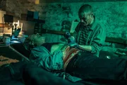 Auf Anweisung von Morgan (Robert Lindsay, l.) führt Steff (Lewis Gribben, r.) eine riskante Operation durch.