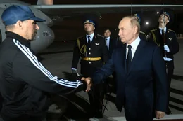 01.08.2024, Russland, Moskau: Der russische Pr&auml;sident Wladimir Putin (r) begr&uuml;&szlig;t den vom Westen freigelassenen russischen Gefangenen Wadim Krassikow (l.) nach dessen Ankunft auf dem Regierungsflughafen Vnukovo au&szlig;erhalb von Moskau. Russland und der Westen machen einen beispiellosen Gefangenen-Deal. Es wirkt wie ein Agentenkrimi: Ein verurteilter M&ouml;rder und Spione kommen im Austausch f&uuml;r politische Gefangene frei.