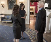 Ein ganz besonderer Moment: Gibbs (Mark Harmon, r.) und Mrs. Marshall (Reiko Aylesworth, l.) treffen auf First Lady Michelle Obama (First Lady Michelle Obama, M.) ...