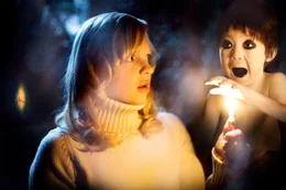 Nach ihrer Scheidung von George landet Cindy Campbell (Anna Faris) in einem einsamen japanischen Haus, um eine alte Dame und deren attraktiven Nachbarn zu pflegen. Doch dann beginnt eine Invasion von gemeinen Tripods ...