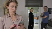 Als Tamara Meurer (Anja Pahl, M.) bei dem Ehepaar Liane Lubitz (Alessija Lause, l.) und Theodor Lubitz (Mike Hoffmann, r.) ist, erhalten sie gerade eine Nachricht vom Entführer. Er fordert 75.000 Lösegeld, damit Romy frei kommt.