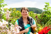 Gastgeberin Johanna Bauer schneidet Blumen für die Dekoration.