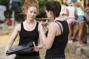 Das Lichtdouble Thea (Phoebe Thomas, l.) und die Schauspielerin Lexi (Michelle Ryan, r.) waren enge Freundinnen. Es war ihnen wichtig aufeinander aufzupassen, doch trotzdem kam Thea zu Tode. Durch Lexi erfahren die Ermittler, dass Thea schon einmal mit dem Gesetz in Konflikt geraten war. Das Lichtdouble Thea (Phoebe Thomas, l.) und die Schauspielerin Lexi (Michelle Ryan, r.) waren enge Freundinnen. Es war ihnen wichtig aufeinander aufzupassen, doch trotzdem kam Thea zu Tode. Durch Lexi erfahren die Ermittler, dass Thea schon einmal mit dem Gesetz in Konflikt geraten war.