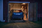 Kenneth (Amed Bozan, l.) und Sandra (Nora Bredefeldt, r.) verstecken das Auto, in dem sie Drogen, Geld und eine Leiche gefunden haben.
