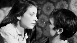 Ost-Berlin, Ende der 1970er Jahre: Weil sie eigentlich keinen besonderen Berufswunsch hat, wird Marta halt Krankenschwester. Und da die gro&szlig;e Liebe auf sich warten l&auml;sst, verf&uuml;hrt die 17-J&auml;hrige eben Monty, den jungen Mann von nebenan. Dann gibt es da noch die Eheprobleme ihrer Eltern. Marta steckt mittendrin in den aufregenden Bew&auml;hrungsproben des Erwachsenwerdens. - Da die gro&szlig;e Liebe auf sich warten l&auml;sst, verf&uuml;hrt Marta (Marijam Agischewa) ihren Nachbarn Monty (Walter Plathe).