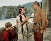 Old Shatterhand (Lex Barker) besucht die schoene Halbindianerin Paloma (Daliah Lavi), die sich des kleinen Tom (Burschi Putzgruber) angenommen hat.