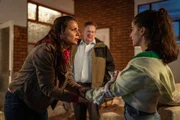 Kelly (Buket Kömür, r.) erzählt ihren Eltern Jason (Johnny Vegas) und Lorraine (Suzanne Ahmet, l.), dass sie von Janine angegriffen und verletzt wurde. Jason will zunächst nicht glauben, dass seine Mutter so etwas getan hat.