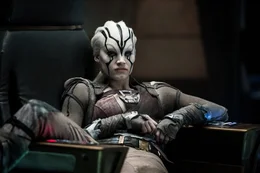 Die Au&szlig;erirdische Jaylah (Sofia Boutella) l&auml;sst sich nur widerwillig auf eine Zusammenarbeit mit den Menschen ein, doch dann gef&auml;llt es ihr auf der Br&uuml;cke und auf dem Platz des Captains sehr gut ...