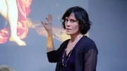 Anna Nobile (Joanna Adler), Kunstlehrerin an einer noblen Privatschule, kann es nicht fassen, als sie einen ihrer Schüler tot im Keller entdeckt.