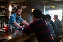BEN AFFLECK and TYE SHERIDAN star in TENDER BAR Photo: CLAIRE FOLGER  &copy; AMAZON CONTENT SERVICES LLC