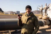 Dirk Steffens hält am Geothermalkraftwerk Hellisheiði auf Island den Beweis dafür in den Händen, dass es möglich ist, CO2 langfristig in bestimmten Gesteinen zu speichern.
