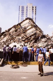 Retter auf der Suche nach Opfern des t&ouml;dlichen Erdbebens im September 1985 in Mexiko-Stadt, Mexiko.