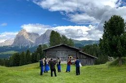 Volksmusik vor grandioser Bergkulisse: Die "Tschaforn Wischpler" auf der Seiser Alm.