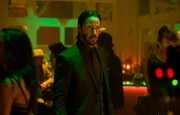 L&auml;sst sich auch von einer &Uuml;berzahl an Gegnern nicht davon abbringen, den M&ouml;rder seines Welpen zu t&ouml;ten: Hitman John Wick (Keanu Reeves) ...