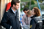 Julia Demmler (Wendy Güntensperger, r.) erzählt ihrem Kollegen Jakob Frings (Max König, l.), dass sie mal mit Urs liiert war.