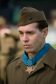 John Basilone (Jon Seda) erhält für seine Tapferkeit bei der Verteidigung von Henderson Field die Medal of Honor. Außerdem wird er nach Hause geschickt, um Kriegsanleihen zu akquirieren ...