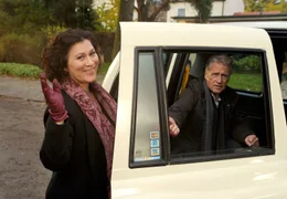 Nach erfolgreicher Vers&ouml;hnung starten Rosa Sch&auml;tzlein (Eva Mattes) und Frido Schulz (Robert Atzorn) in den gemeinsamen Urlaub.