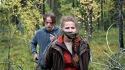 Benjamin (Albin Grenholm) bringt Ragnhild (Anna Azcárate) in seine Gewalt.