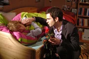 David (Mathis Künzler, r.) wacht liebevoll an Lisas (Alexandra Neldel, l.) Bett.