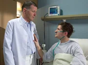 Tobias Stremmer (Martin Becker, rechts) bittet seinen behandelnden Arzt Dr. Heilmann (Thomas Rühmann), ihm ein anderes Zimmer zu geben. Tobias ist sein deutsch-russischer Zimmergenosse nicht geheuer.