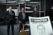L-R: Stehen Prentiss bei den Ermittlungen in einem Fall zur Seite: Hotch (Thomas Gibson), Rossi (Joe Mantegna) und Reid (Matthew Gray Gubler) L-R: Stehen Prentiss bei den Ermittlungen in einem Fall zur Seite: Hotch (Thomas Gibson), Rossi (Joe Mantegna) und Reid (Matthew Gray Gubler)