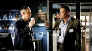 Dr. Langston (Laurence Fishburne, re.) und Hodges (Wallace Langham) untersuchen einen neuen Mordfall.