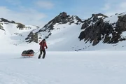 Die junge Frau (Mar&iacute;a Thelma Sm&aacute;rad&oacute;ttir) ist schwer verletzt und nicht ansprechbar. Overg&aring;rd (Mads Mikkelsen) entscheidet sich nun doch den gef&auml;hrlichen Fu&szlig;marsch anzutreten.