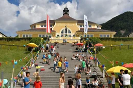 Gro&szlig;er Auftritt des Doppelten Lottchen beim Abschiedsfest am Wolfgangsee.