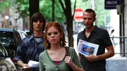 Angst? Brenda (Dreama Walker) möchte nicht wissen, was Lew (Lucas Papaelias, l.) und Ricky (David Call) ihr über den angeblichen Straftäter aus der Nachbarschaft zu sagen haben.