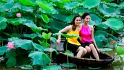 Der Westlake am Stadtrand von Hanoi war schon immer Anziehungspunkt für Pärchen. Diese beiden Damen lassen sich inmitten des Blumenmeers fotografieren.