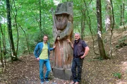 Moderator Arndt Reisenbichler und Holzkünstler Wolfgang Greb mit der Figur „Gandalf“ aus „Herr der Ringe“ auf dem Auenlandweg bei Wissen.