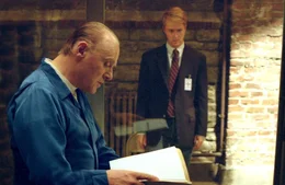 Will Graham (Edward Norton, a dr.) vit paisiblement en Floride jusqu'au jour ou son ancien patron Hannibal Lecter (Anthony Hopkins) lui rend visite.