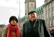 NDR Fernsehen DER DICKE, "Unter falscher Flagge", am Dienstag um 21:00 Uhr. Isabel von Brede (Sabine Postel, l.) und Gregor Ehrenberg (Dieter Pfaff, r.) vor dem Hamburger Rathaus. Sie wollen einem Straßenmusikanten helfen, der im Verdacht steht, mit Taschendieben zusammen zu arbeiten.