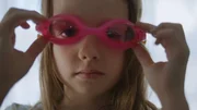 Sigrid (Maria Ross) freut sich, denn heute wird sie mit ihrem Vater ins Schwimmbad gehen.