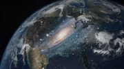 CGI-BILD: Wäre die Sonne so groß wie der Punkt und das "I" auf einer geschriebenen Seite, wäre die Milchstraßengalaxie so groß wie das Festland der Vereinigten Staaten.