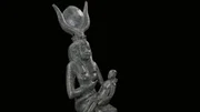 Die Mythologie um die G&ouml;ttin Isis ist sehr komplex. Unter anderem gebar sie Horus, der zum K&ouml;nig &Auml;gyptens wurde. Daher wurden alle Herrscher als "lebender Horus" angesehen.