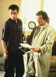 Lt. Columbo (Peter Falk) glaubt auch, dass Sean Brantley (Ian Buchanan, li.) etwas mit dem Verschwinden der Verlegerin Diane Hunter zu tun hat. Doch v&ouml;llig unerwartet pr&auml;sentiert Brantley eine Postkarte der vermeintlich toten Diane aus Italien...